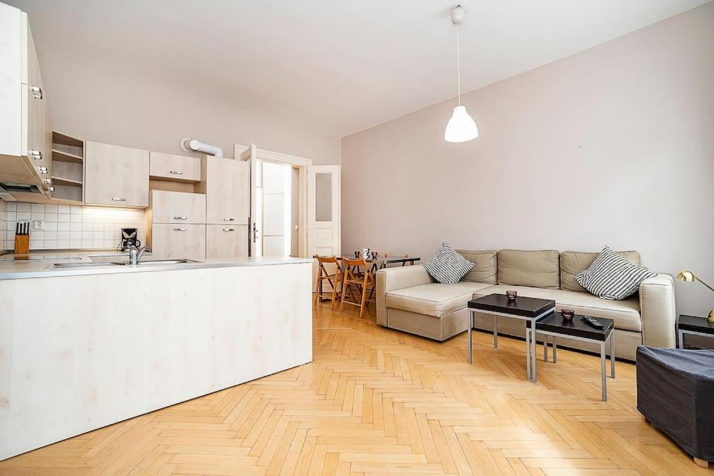 Cozy And Sunny Apartment In Uptown Prag Exteriör bild