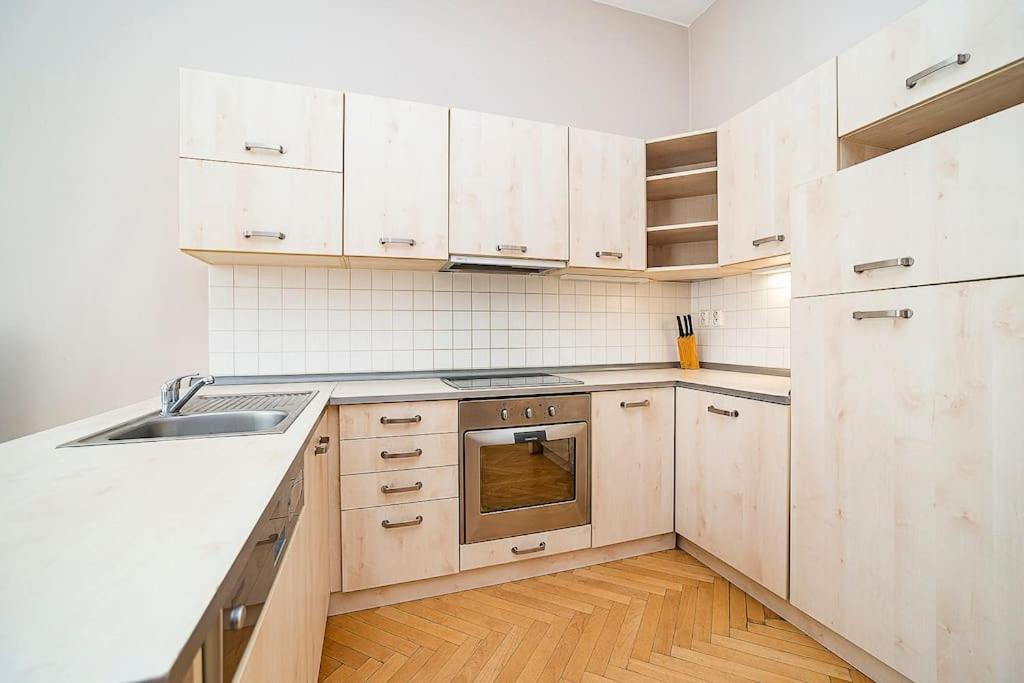 Cozy And Sunny Apartment In Uptown Prag Exteriör bild