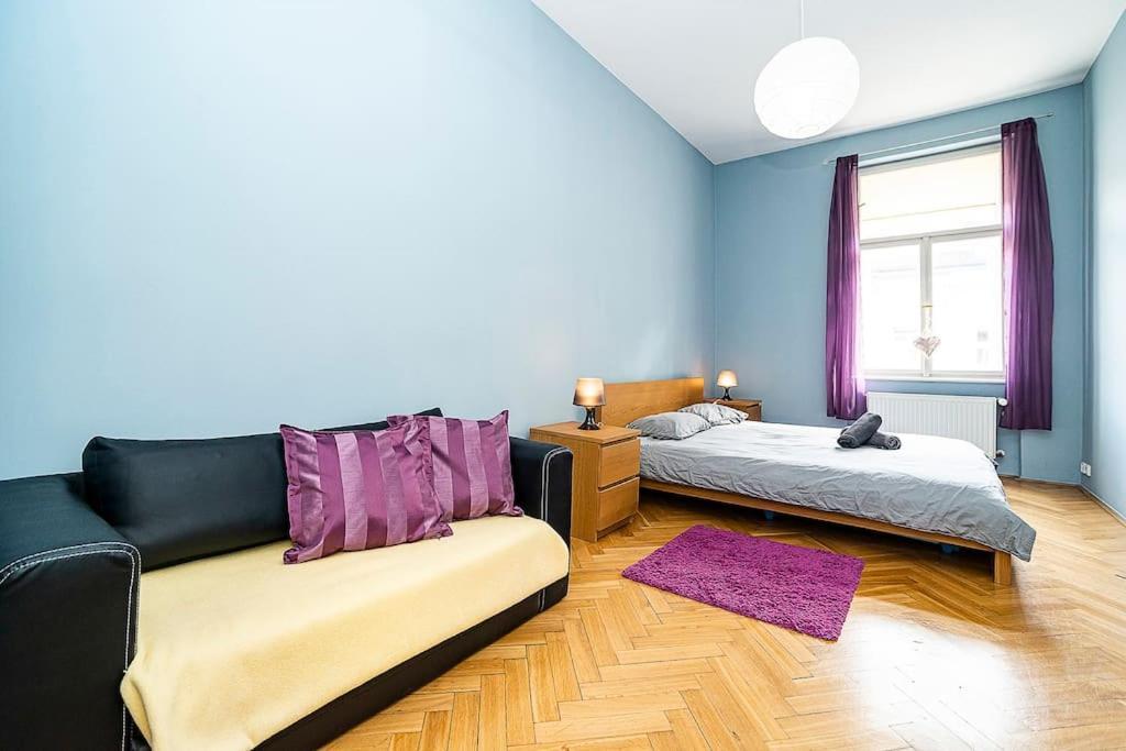 Cozy And Sunny Apartment In Uptown Prag Exteriör bild