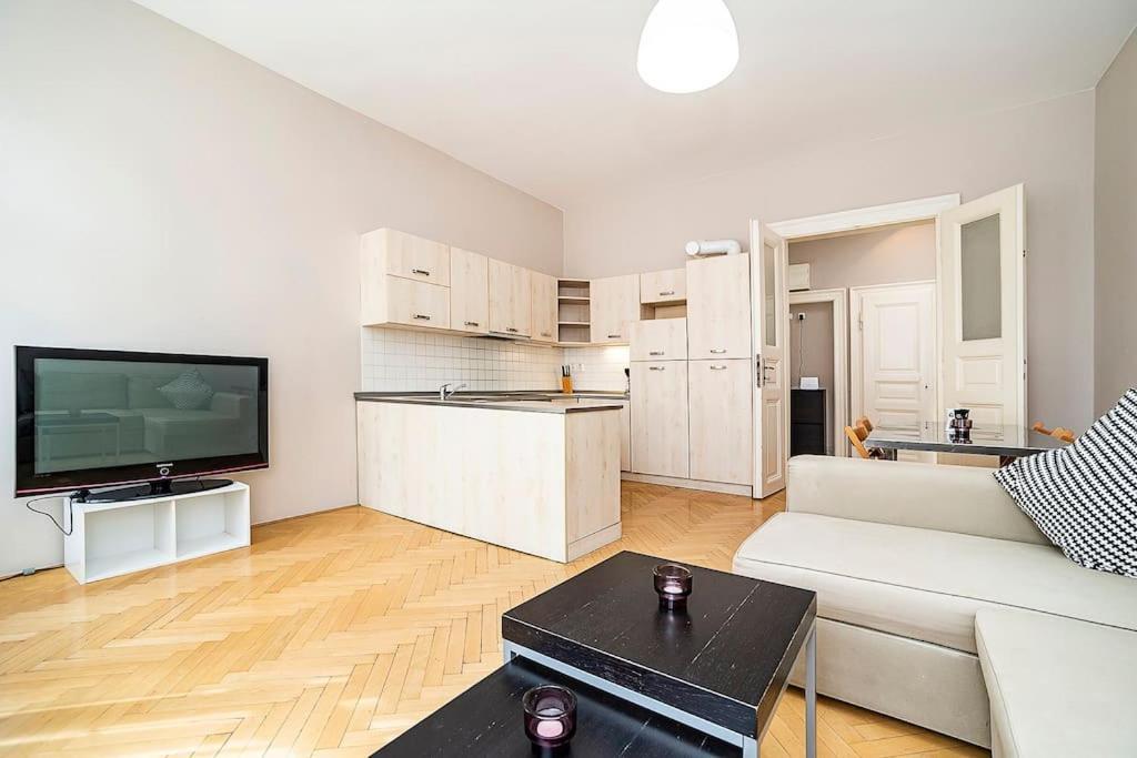 Cozy And Sunny Apartment In Uptown Prag Exteriör bild