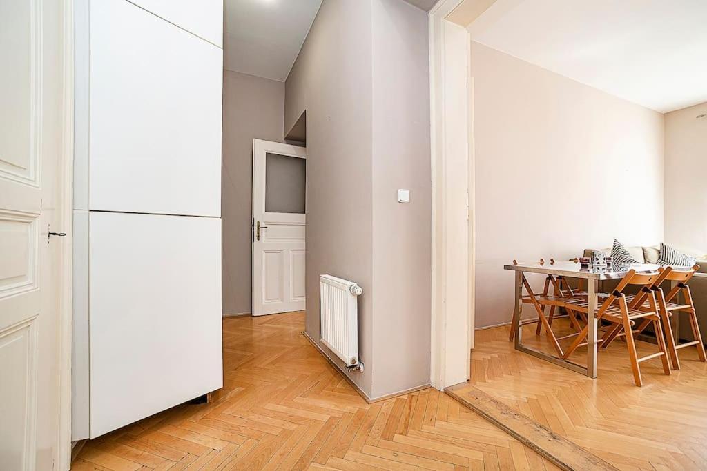 Cozy And Sunny Apartment In Uptown Prag Exteriör bild